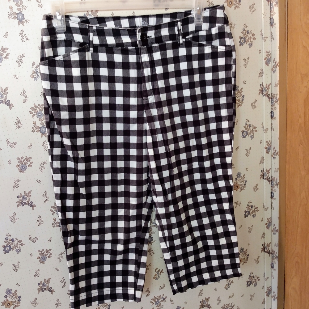 St. John's Bay Black and White Checkered Capris